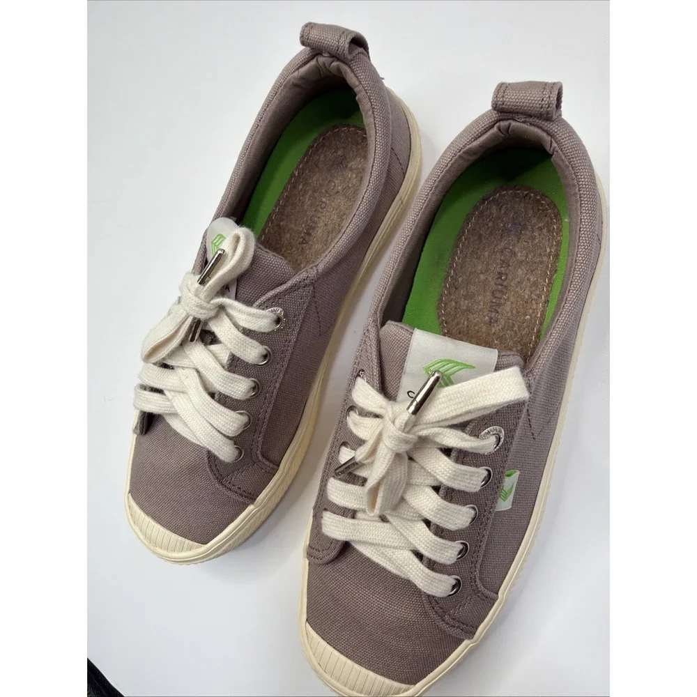 cariuma canvas